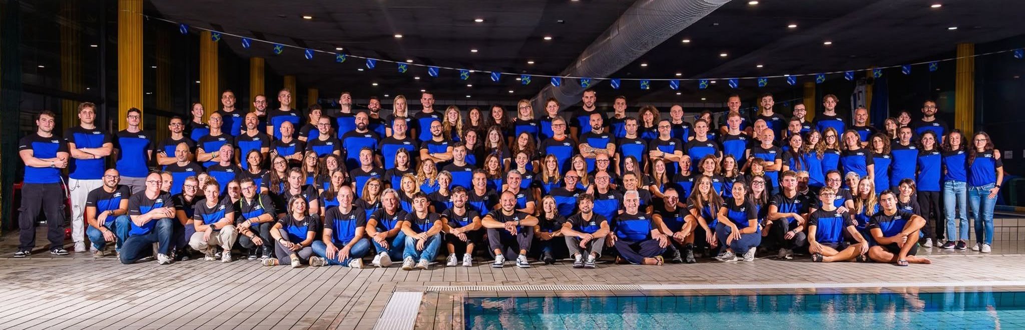 Foto di gruppo Team Lombardia Nuoto Master in piscina